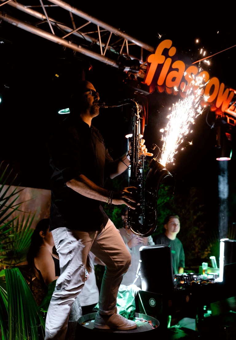 Un homme jouant de la musique au Restaurant et bar Les Jardins de Beo à Canet-en-Roussillon