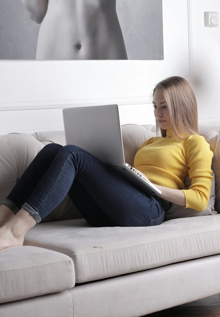 Businesswoman-writing-on-PC