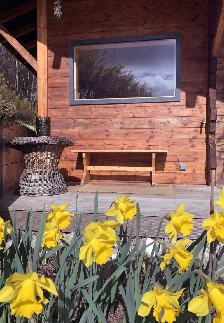 Sauna des Gardannes dans un chalet en bois avec une terrasse