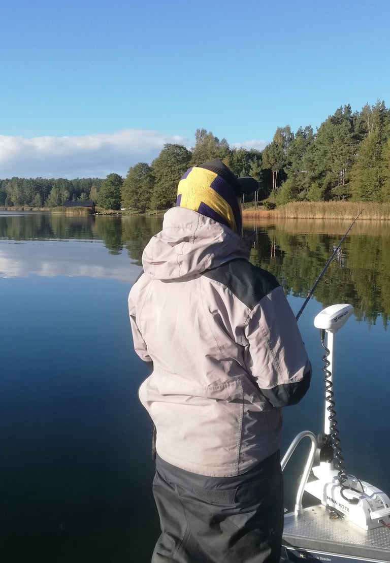 un pêcheur sur un bateau en suede