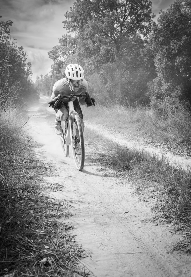 un ciclista circulando en un sendero cerca de la montaña los Pirineos