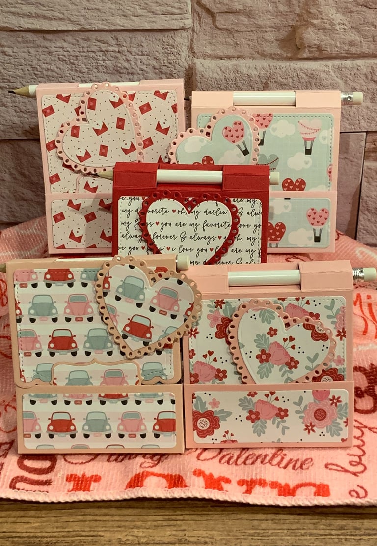 Valetntine-themed sticky note pad holders with pencil