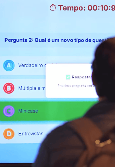 Homem de costas jogando um game Quiz em um telão