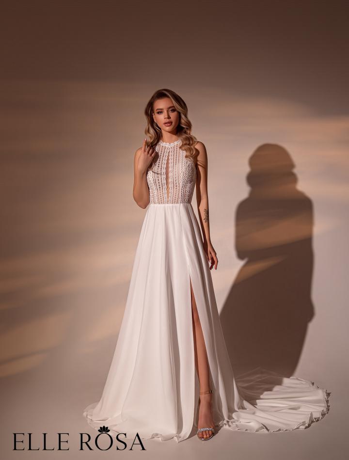 robe de mariée bohème avec haut en dentelle macramé et jupe en mousseline avec une fente.