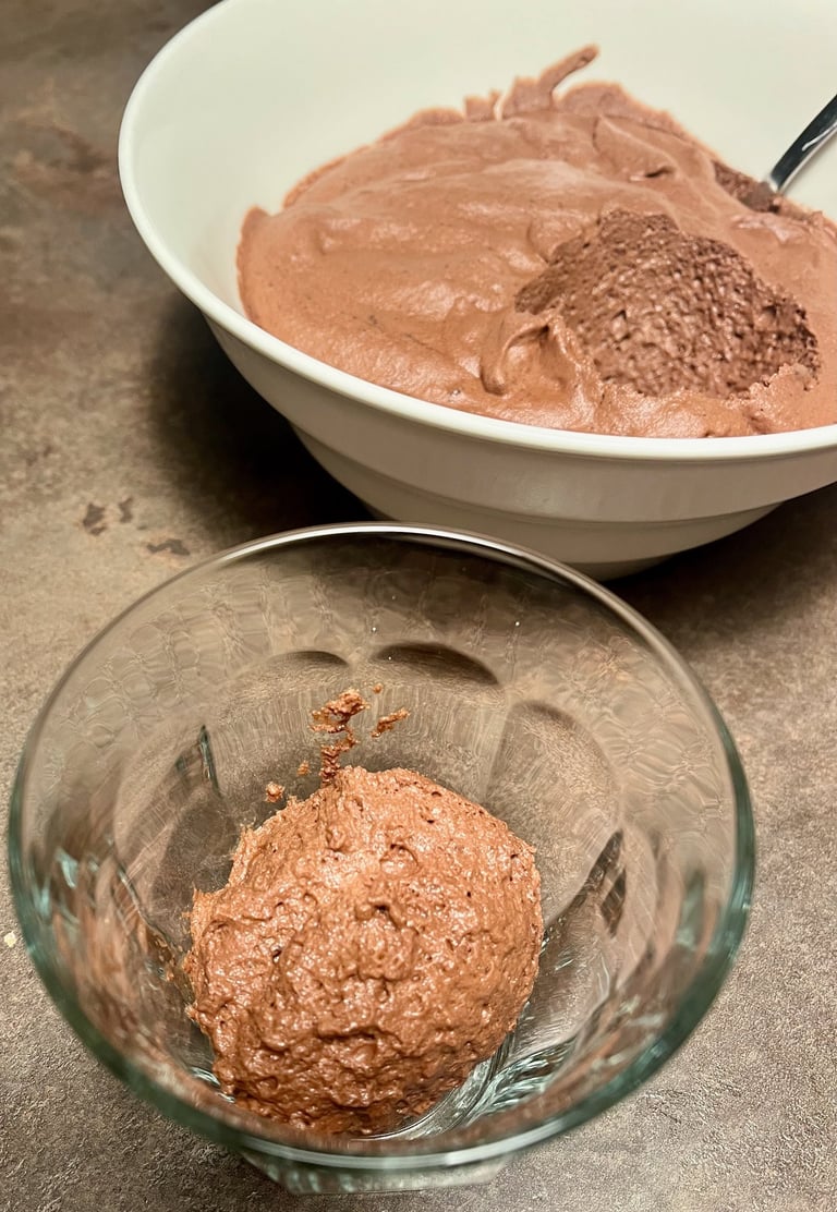 Mousse au chocolat réalisée avec de l'aquafaba. Crédit photo Terres & Graines