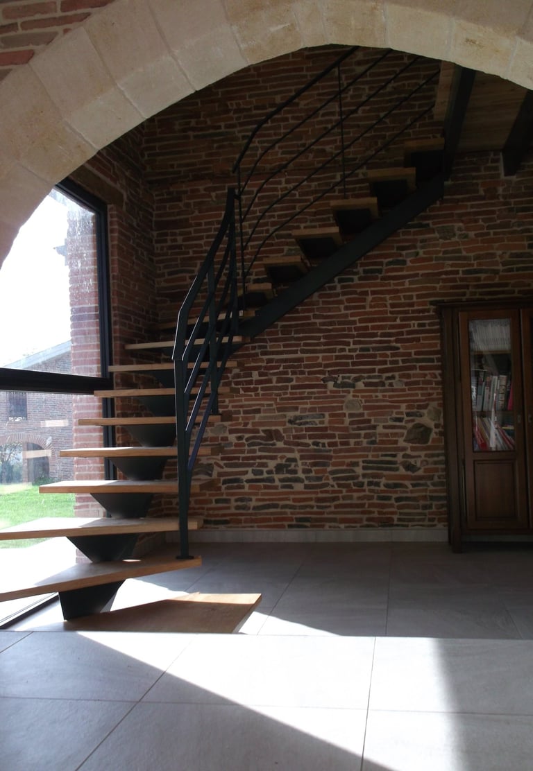 Escalier interieur limon central a Bessieres
