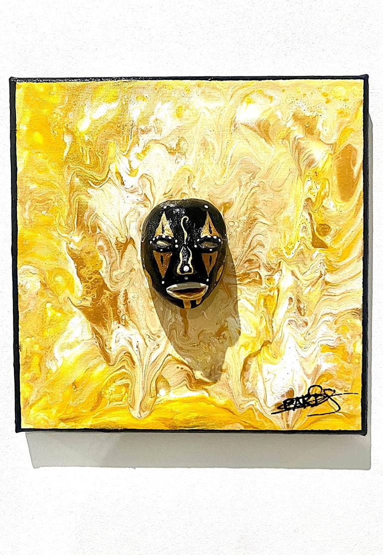 uns sculpture noir ressemblant à un masque qui émerge d'un tableau jaune