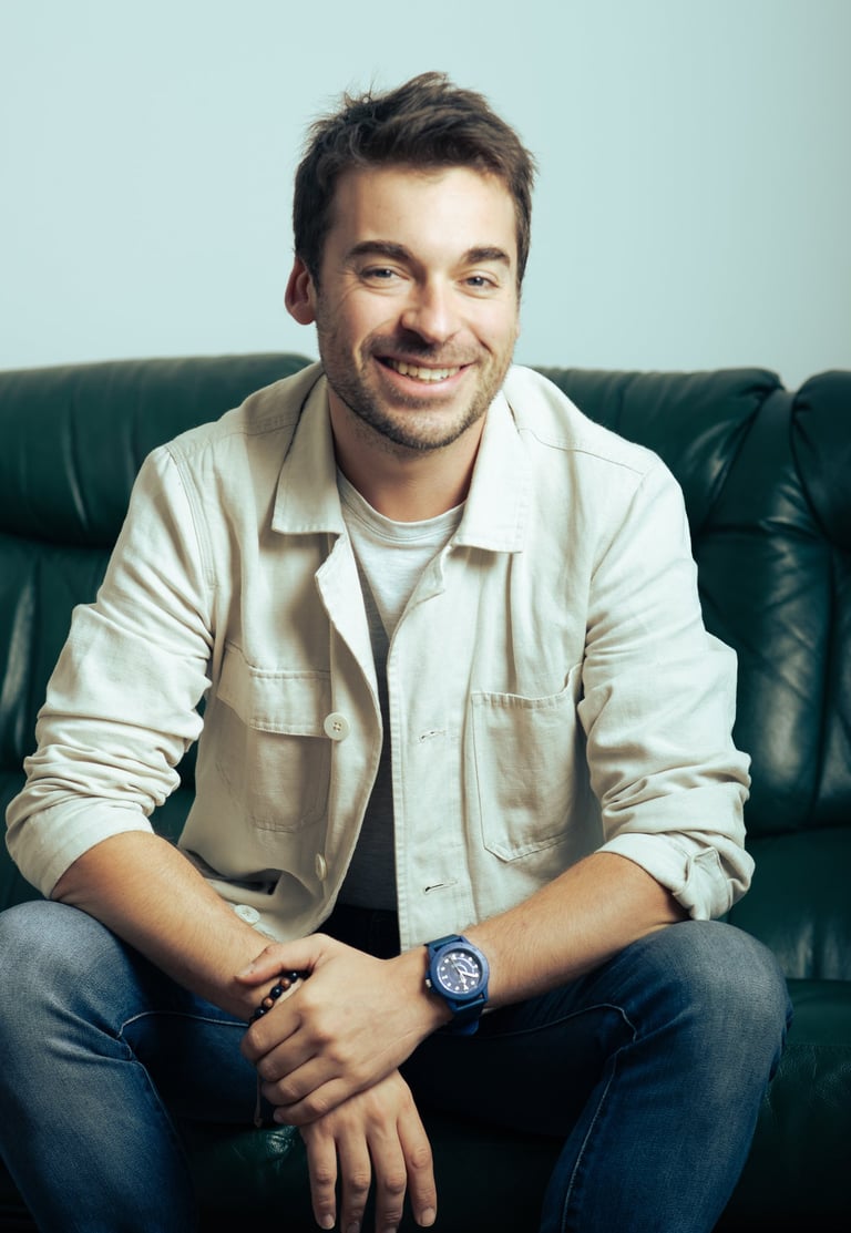 Aurélien Cailloce animateur professionnel événement france le mans portrait micro