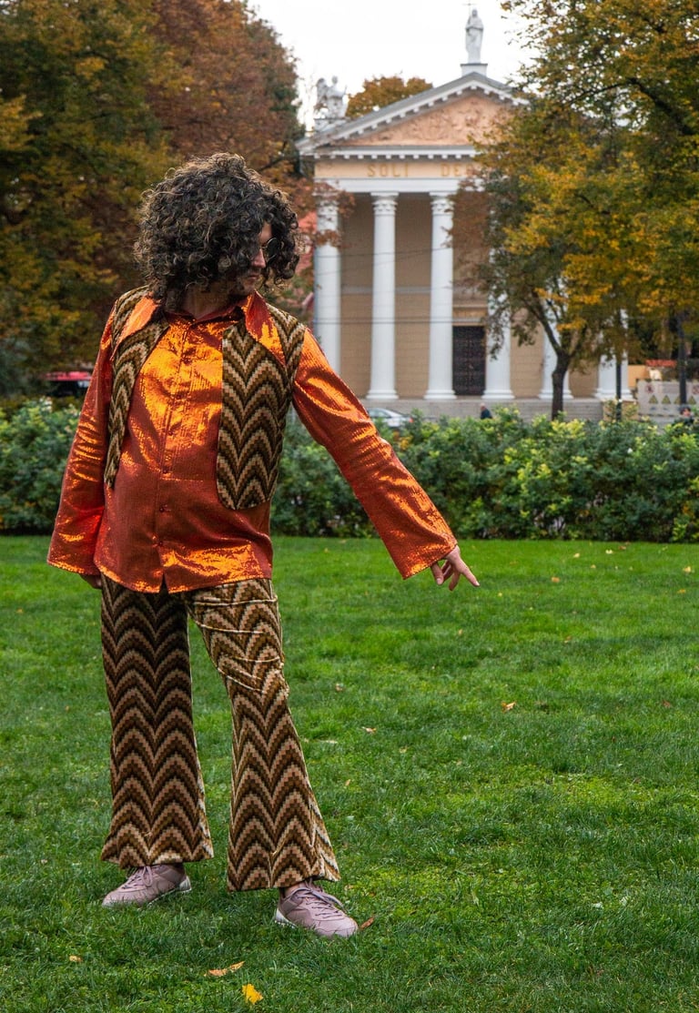 Blizgūs marškiniai ir langučiais kelnes ir liemenė