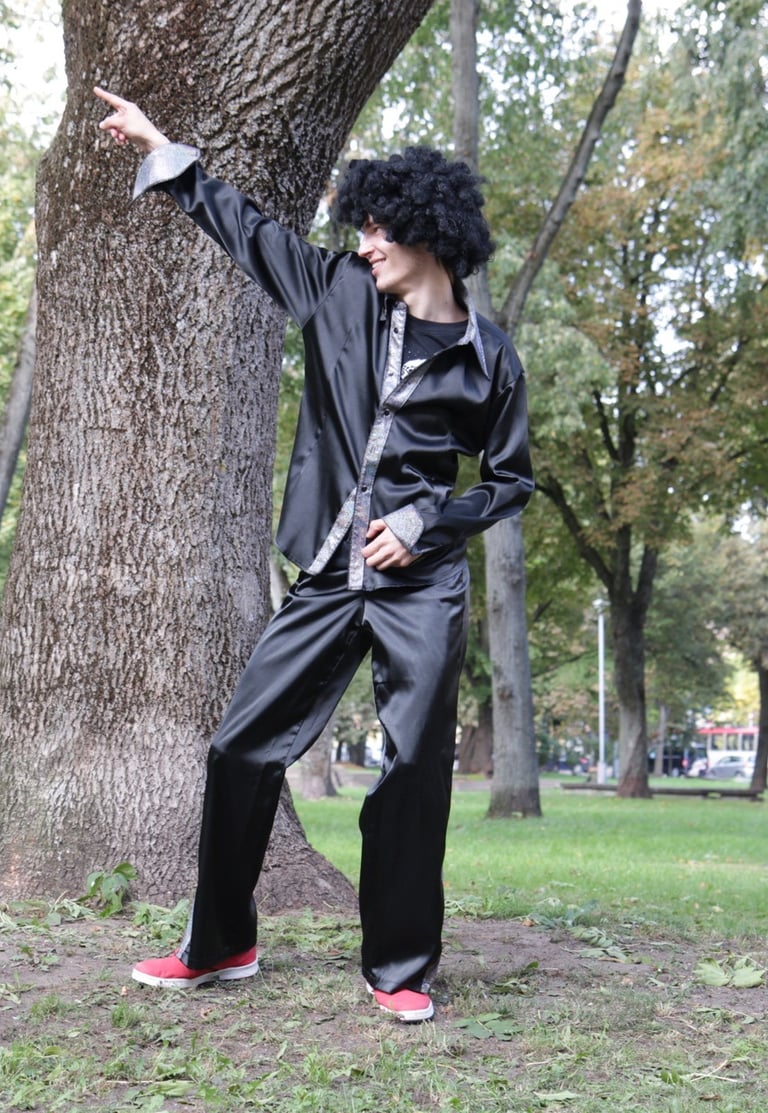 Juodas vyriškas disko kostiumas