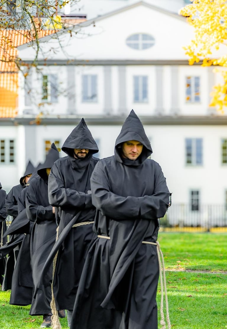 Vienuolių kostiumai