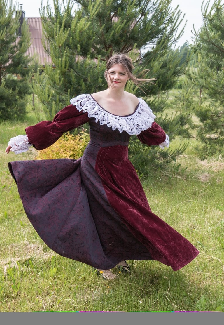 Istorinė bordo suknelė