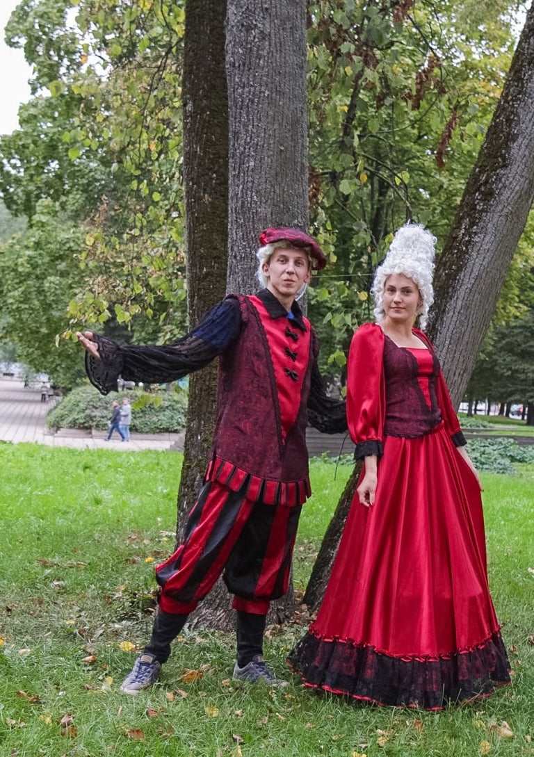 Vyriskas baroko kostiumas ir moteriškas baroko kostiumas