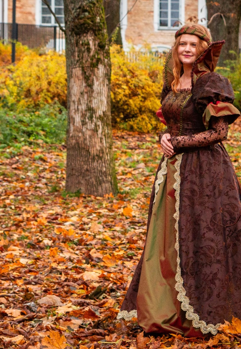 Renesanso moteriškas kostiumas