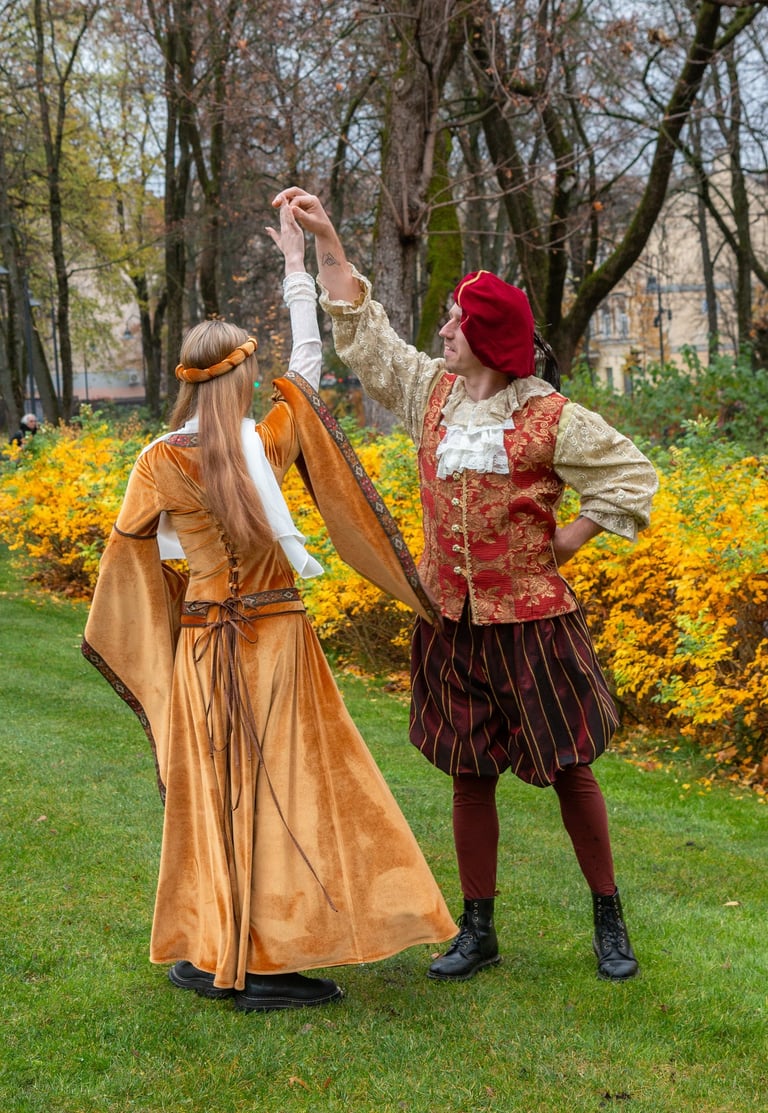 Moteriška viduramžių suknelė, moteriška viduramžių apranga, vyriškas Renesanso kostiumas