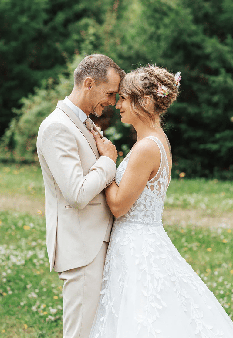 Moment intime entre les mariés dans un cadre naturel et romantique.