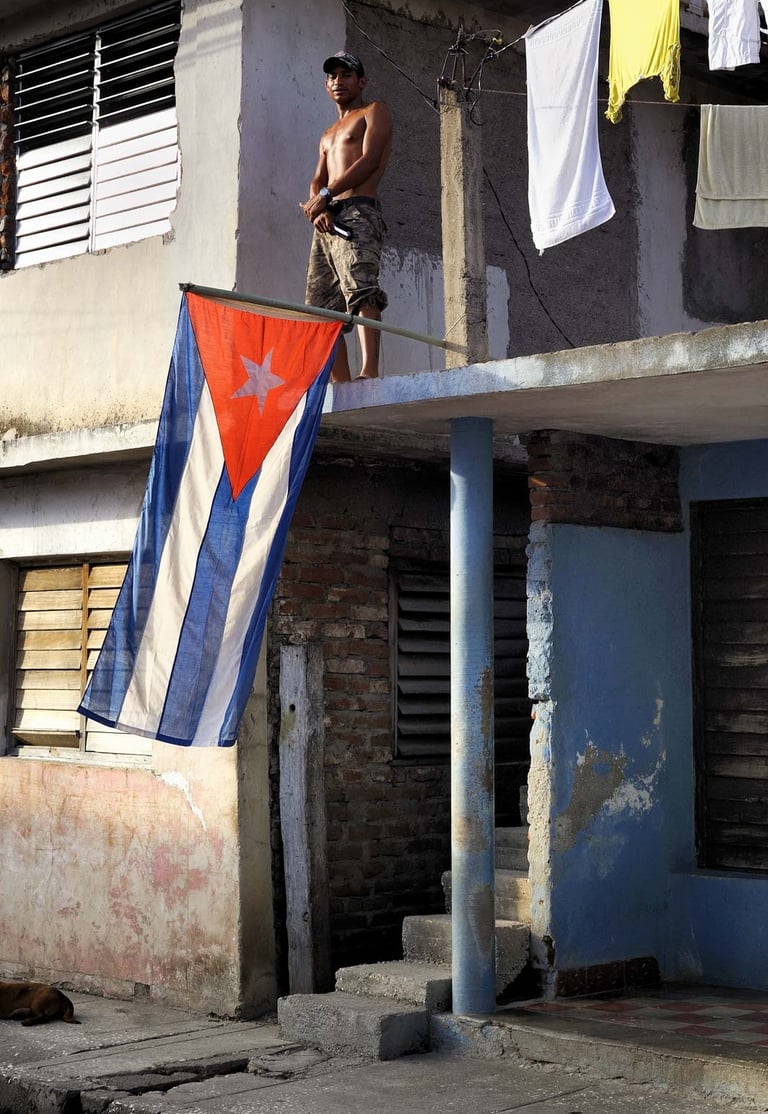 Un cubain fier devant son drapeau