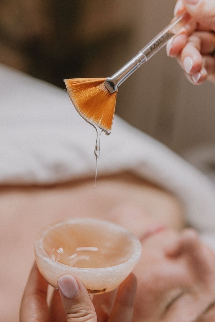 un soin Hydra Skin anti-âge effectué à l'aide d'un pinceau