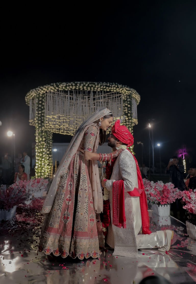 best bridal wedding moment | couple varmala in mandap | best couple cotume | r&d bridal makeup gotri