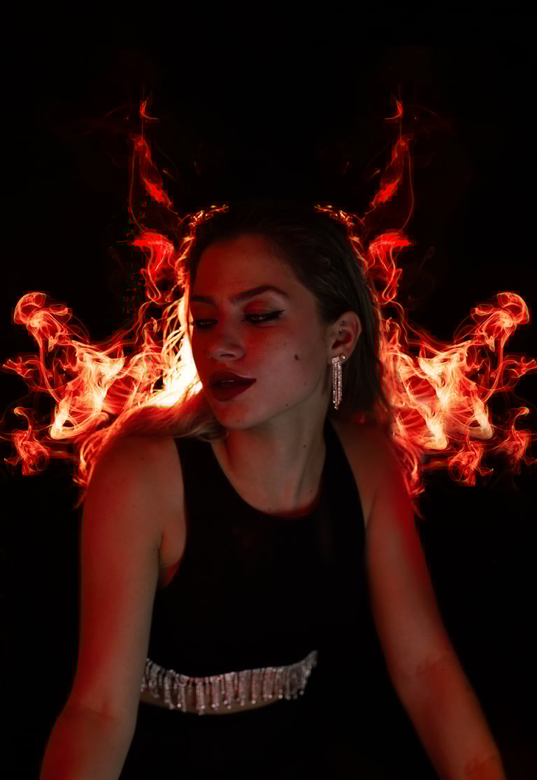 Actriz en sesión fotográfica con iluminación dramática roja y fondo oscuro, estilo cinematográfico