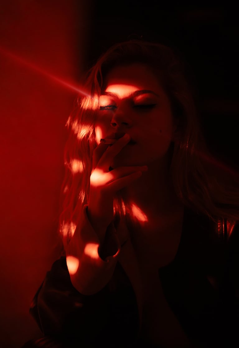 Retrato de actriz española en estudio con fondo negro y efectos de iluminación roja