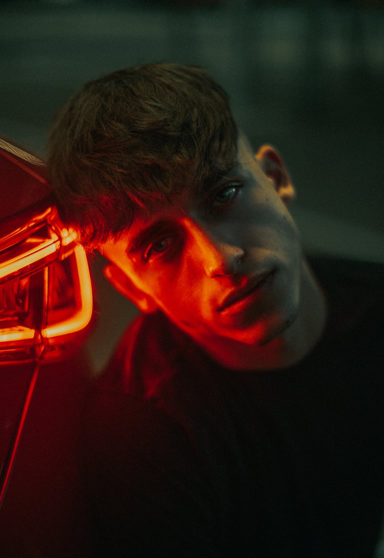 Primer plano de modelo en un coche con luces rojas en un parking