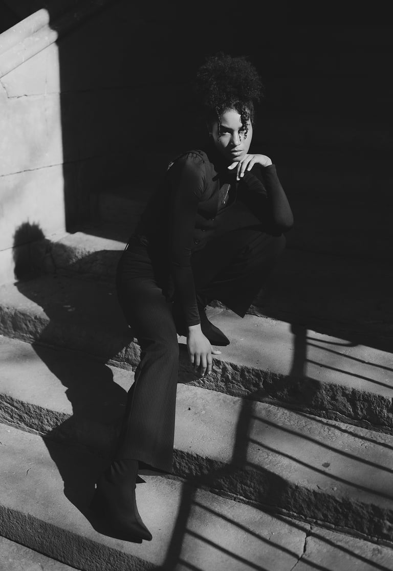 fotografía de modelo en blanco y negro