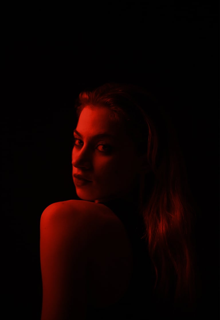 Actriz española en estudio con fondo oscuro y iluminación roja, estilo cinematográfico