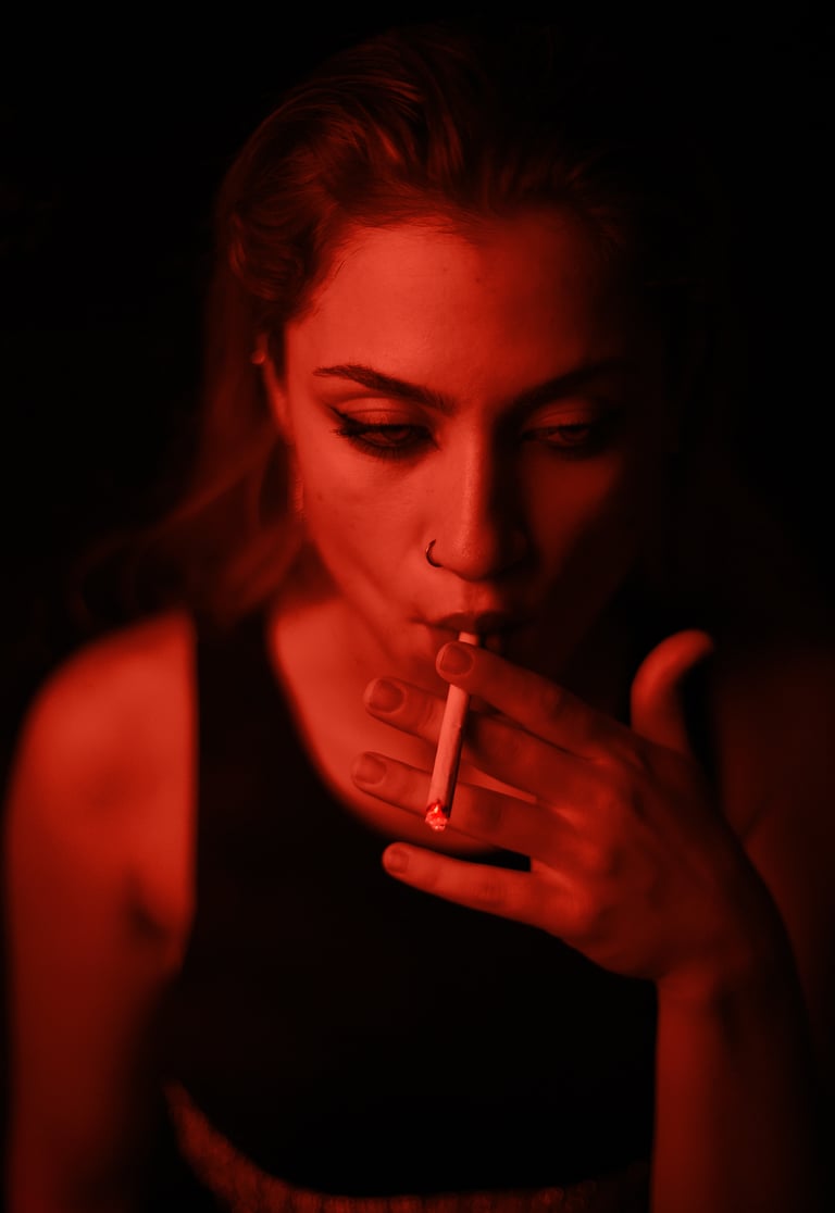Primer plano de actriz con iluminación roja y fondo oscuro, captura de estilo cinematográfico