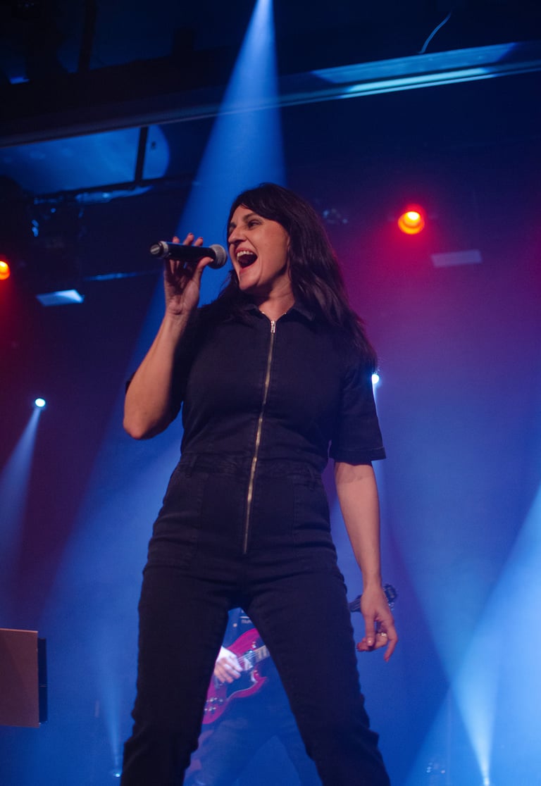 Vocalista de HOKELE en acción durante el concierto, interpretando canciones españolas