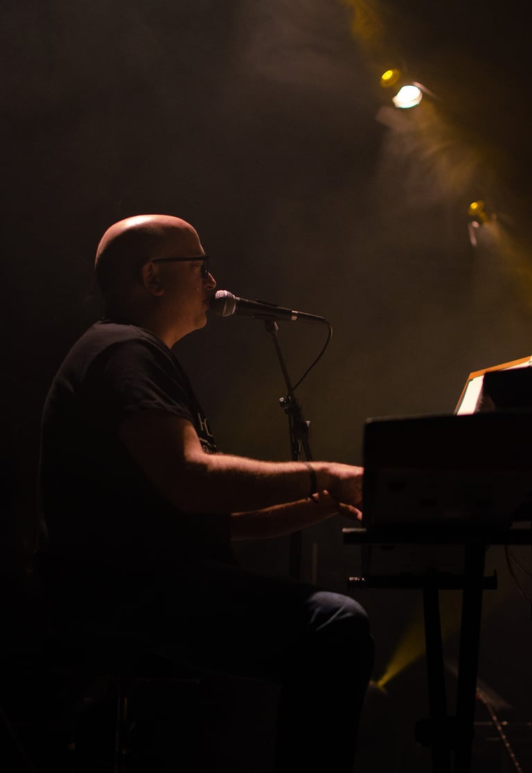 Grupo HOKELE en el escenario, interpretando tributos de música española