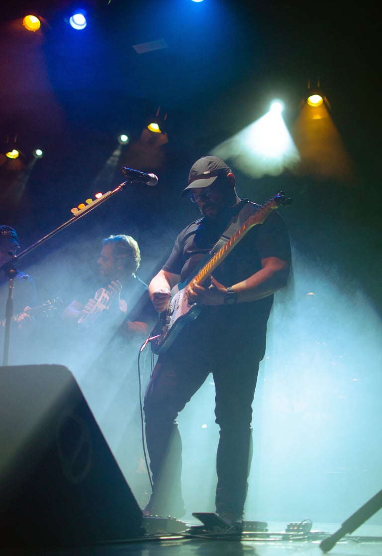 HOKELE interpretando en vivo, tributo a grandes éxitos de la música española