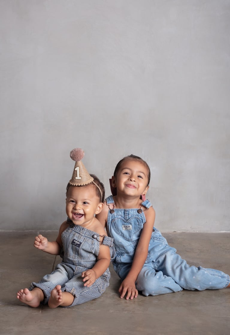 dos hermanos pequeños felices y juntos