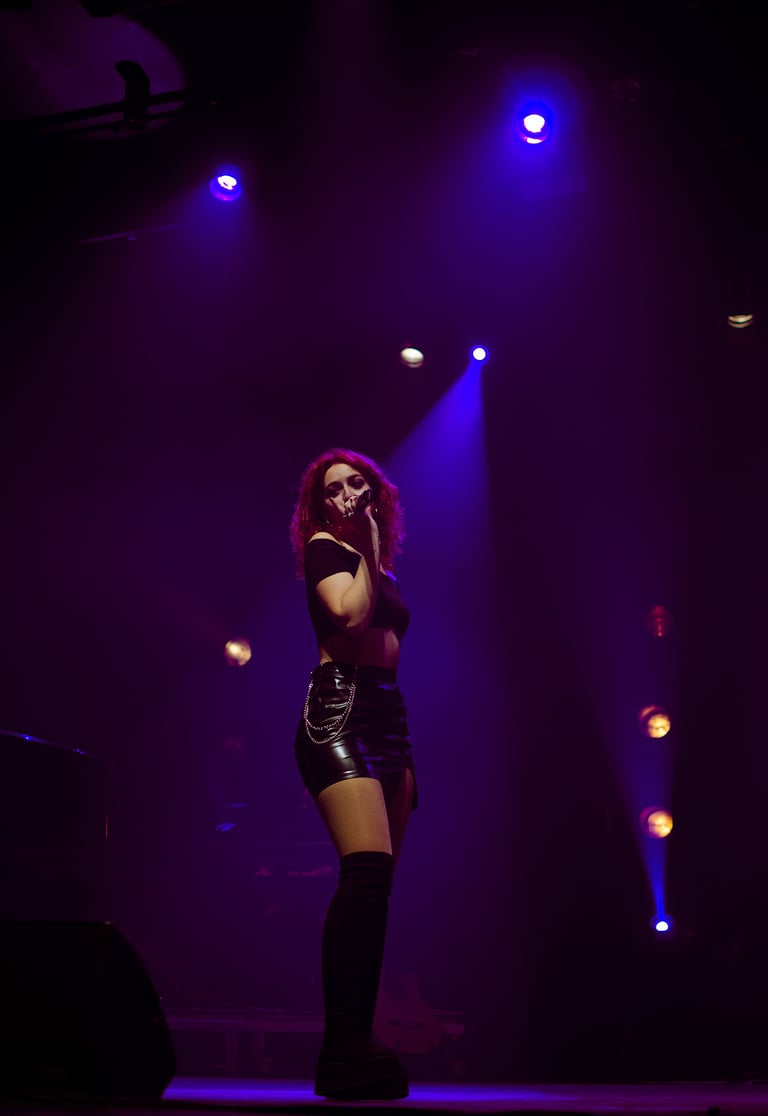 HOKELE en el escenario, con iluminación colorida y público disfrutando del concierto