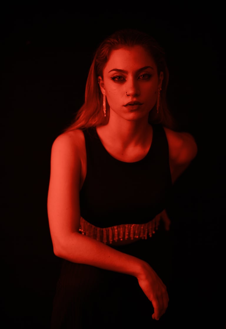 Actriz española posando en estudio con iluminación roja, evocando carteles del cine español