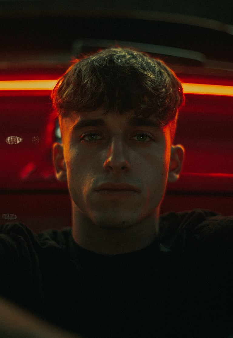 Primer plano de modelo con cigarrillo, luces rojas y sombras en el parking