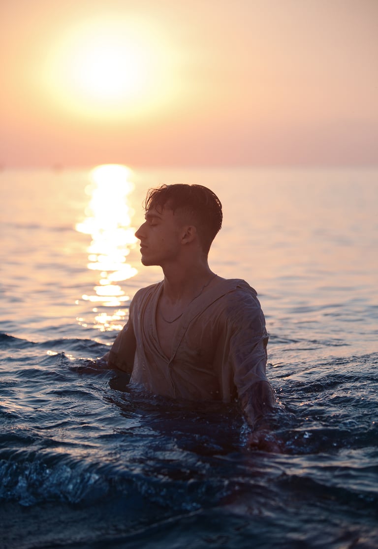 Foto modelo en el agua al amanecer