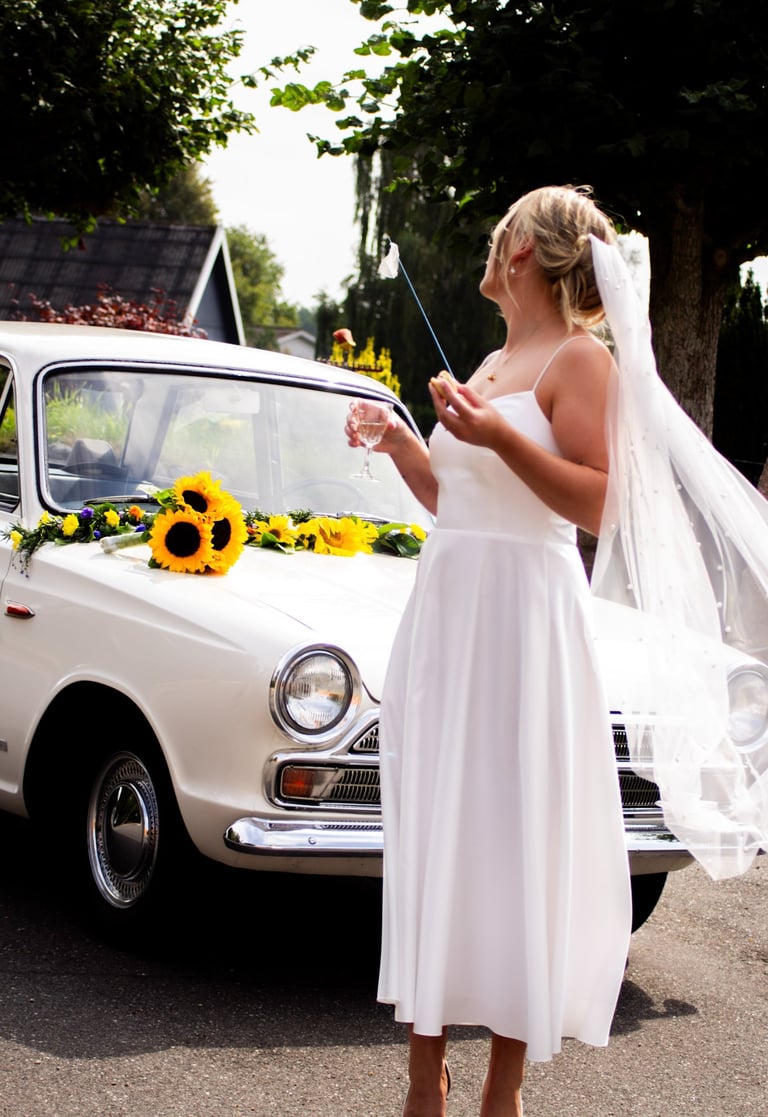 Uformel brudekjole i satin I simpel og moderne 