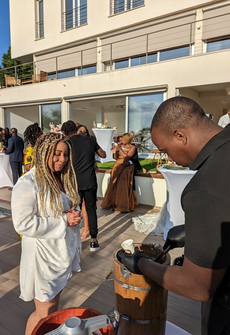 Service du sorbet coco lors d'un mariage