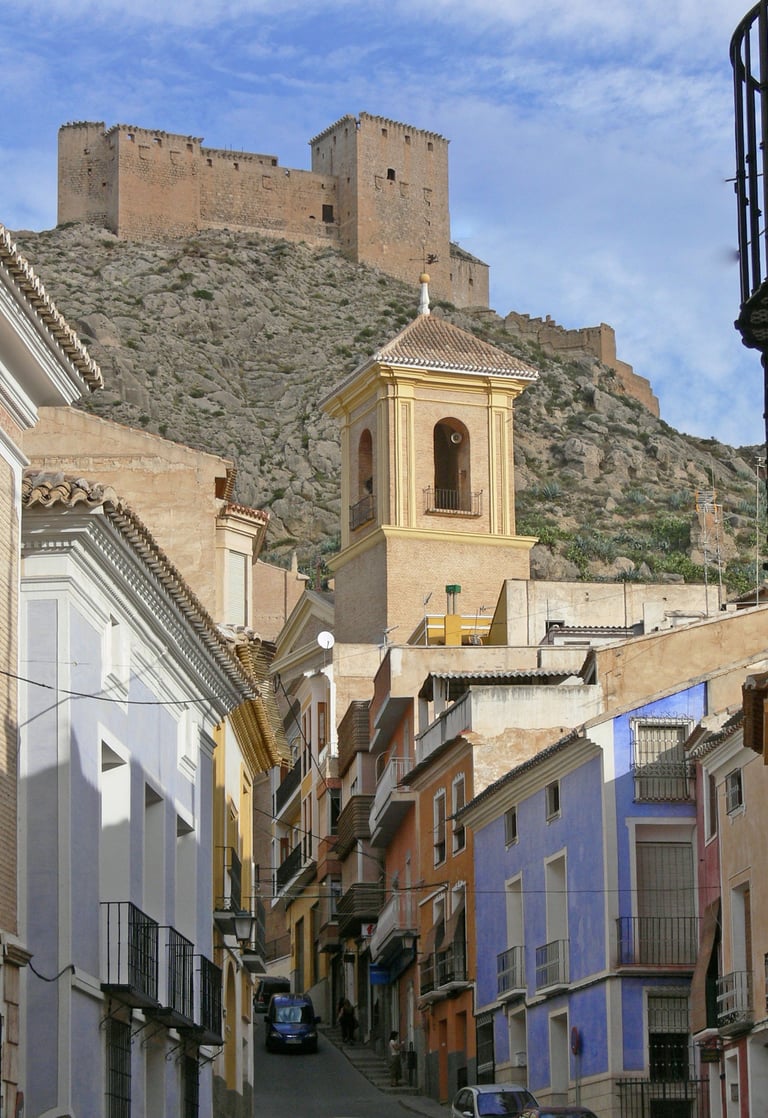 Vista de la calle Caño de Mula, con la torre de la iglesia de San Miguel a la derecha y el castillo 