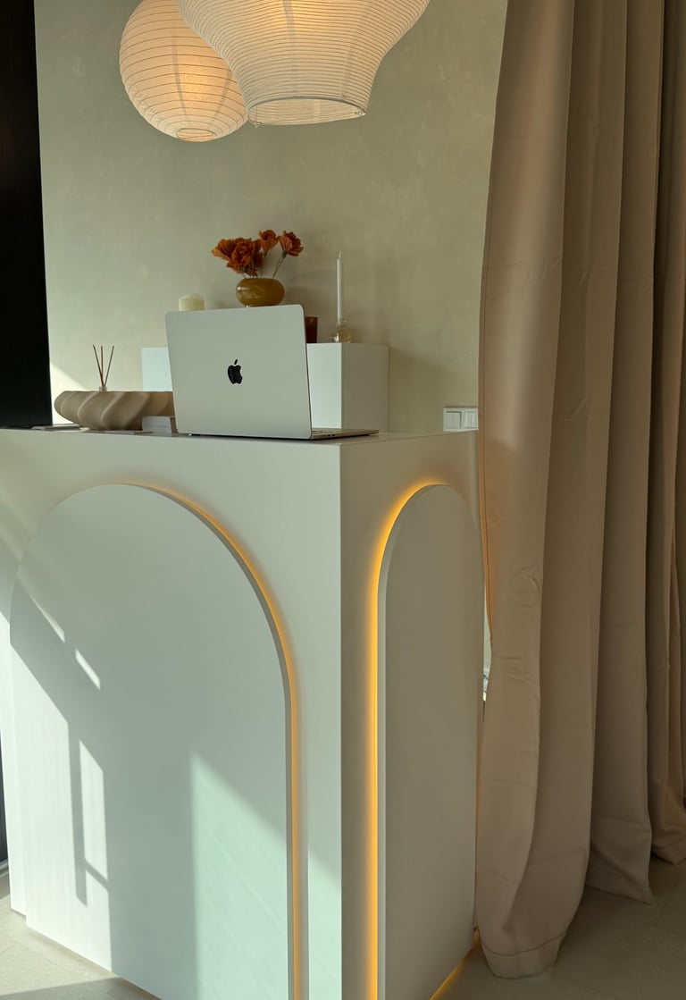 Studio pilatesu, recepcja na wejściu