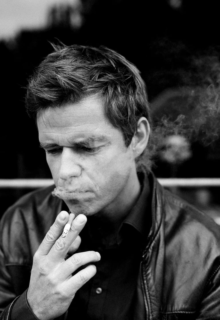 Detlef Cooper smoking.