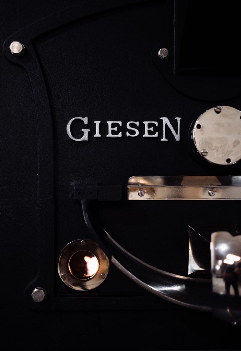 Foto de detalle de la tostadora de café Giesen de SDCC Roasters en Alcalá de Henares. Madrid