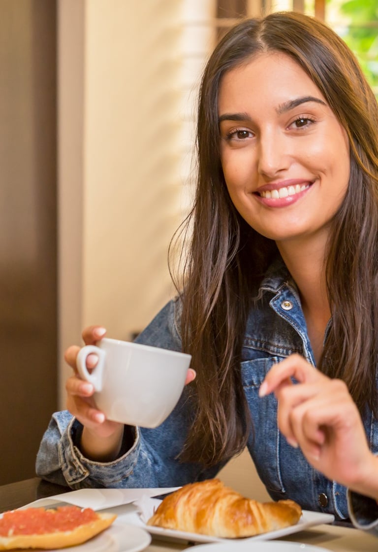 Gorigo fotografia y video de hotel creatividad publicitaria modelo tomando café