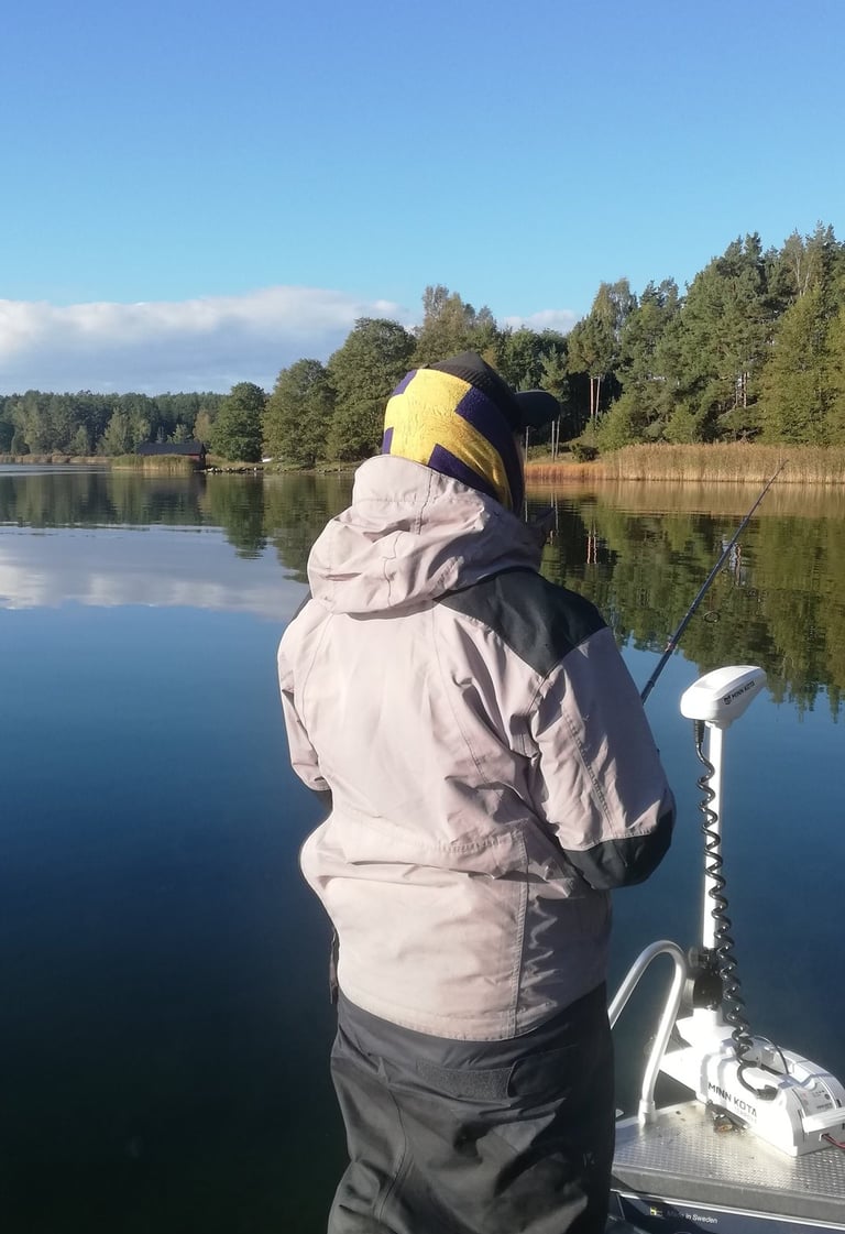 un pêcheur sur un bateau en suede