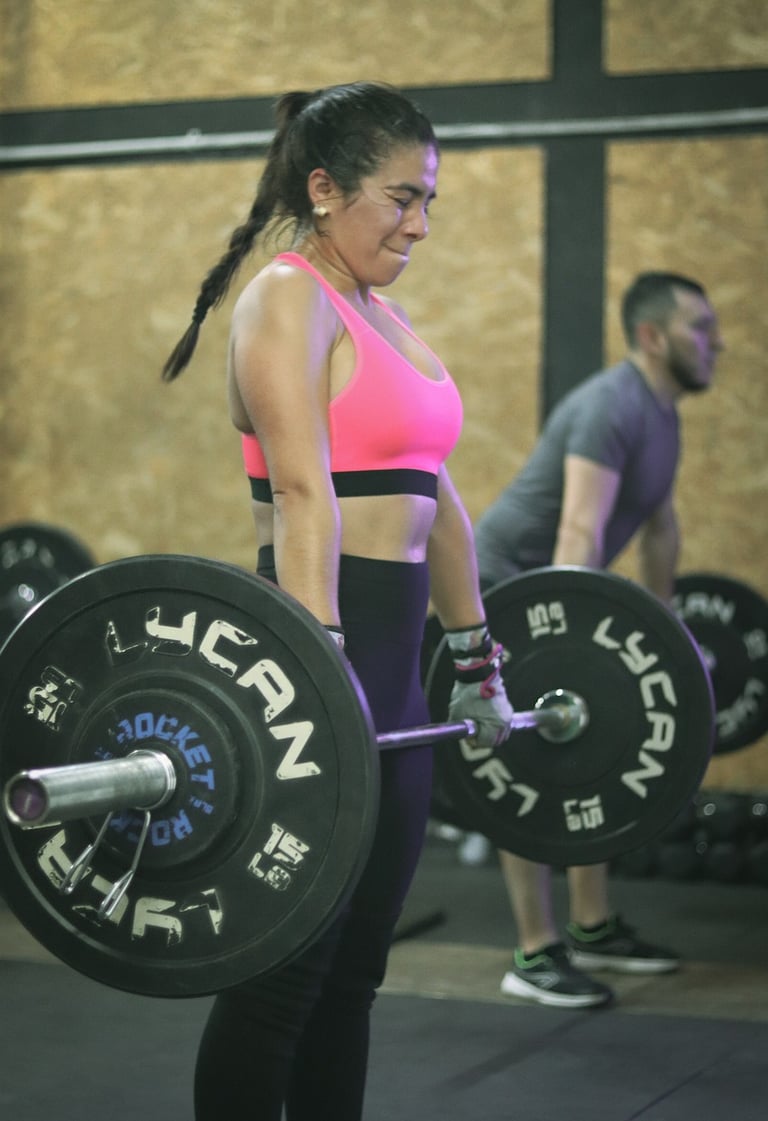 femme poids musculation effort
