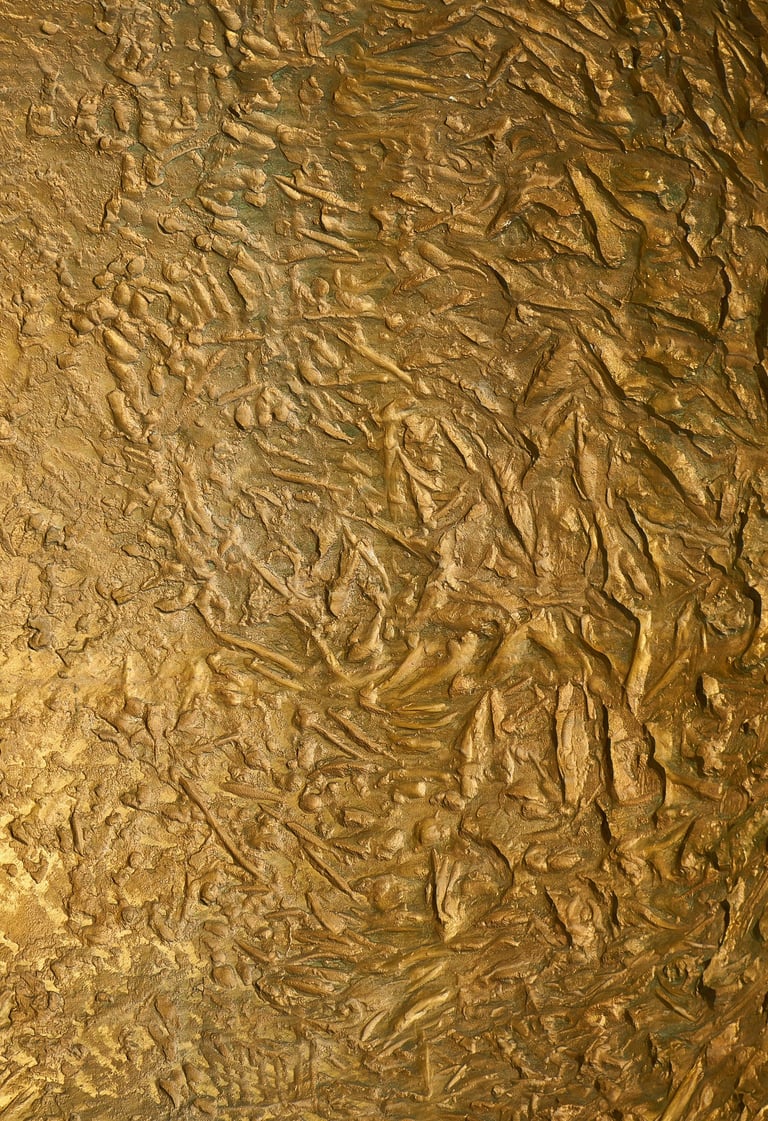 Texture d’or martelé symbolisant la valeur, la structure et la profondeur du soin énergétique