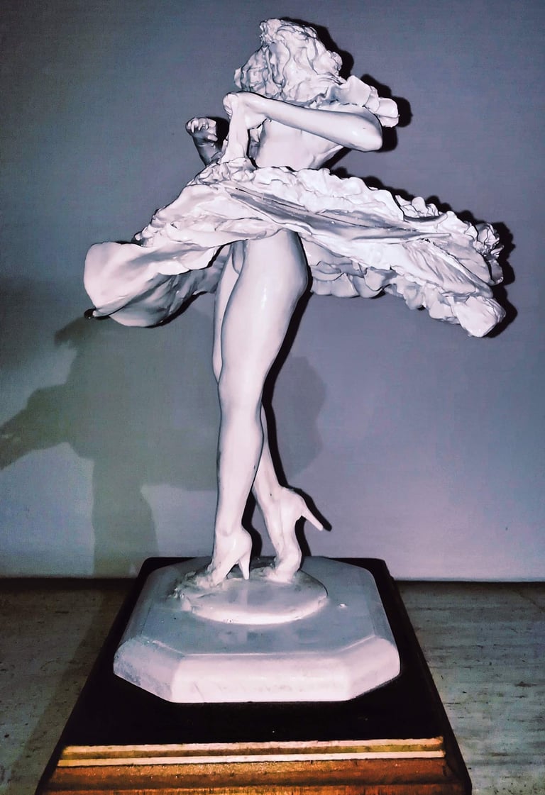 BAILANDO FELIZ Cerámica fría representa a una bailaora de flamenco