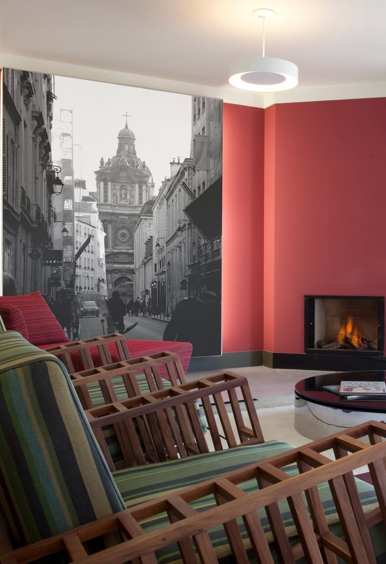 Sala de estar com lareira e parede vermelha