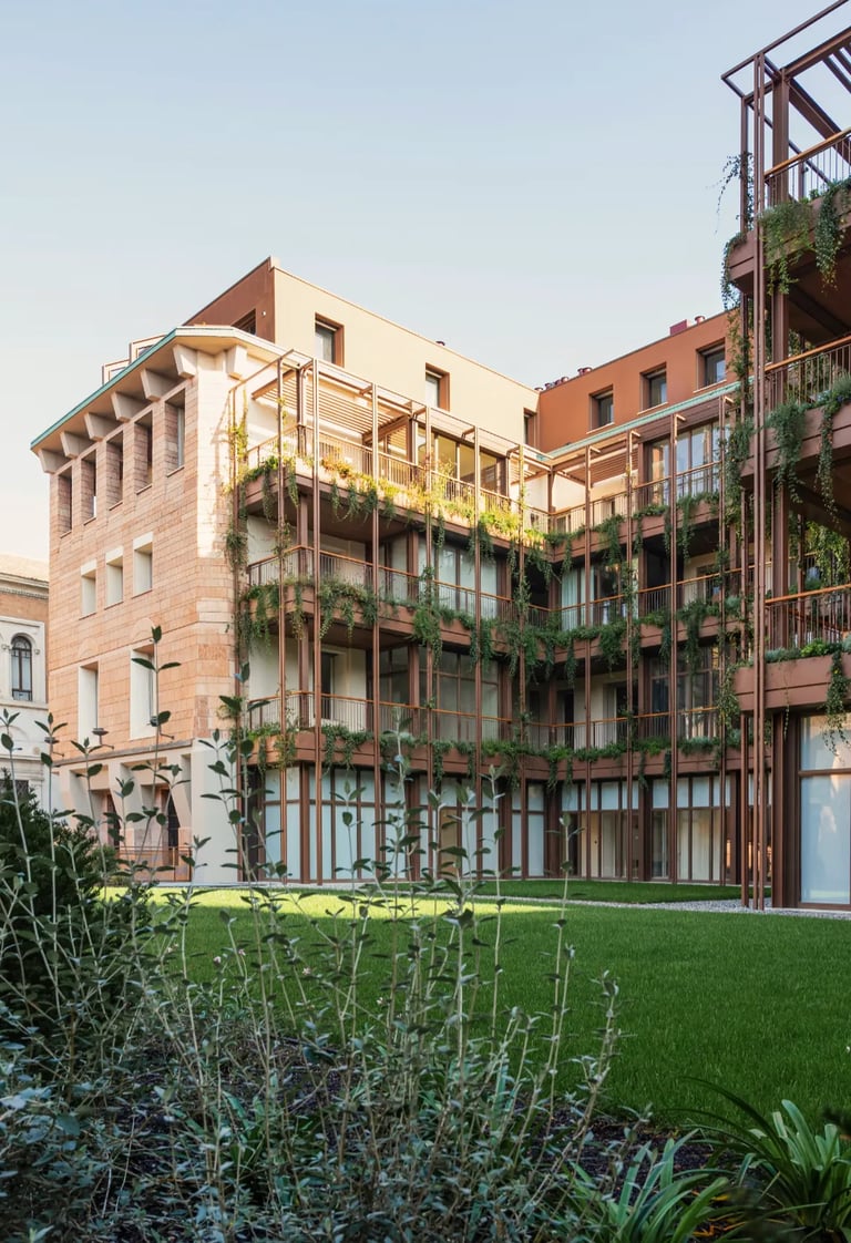 Corte interna di Palazzo CorteVerdi a Cremona: giardino con prato e verde verticale di Boeri e AG&P greenscape.